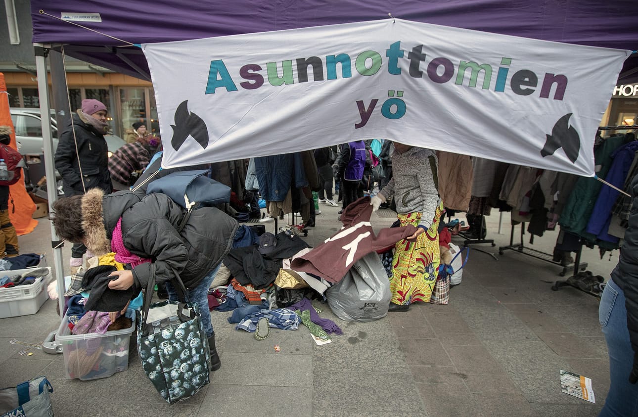 Asunnottomien yön teltalla oli jaossa ilmaiseksi vaatteita, joille riitti ottajia.