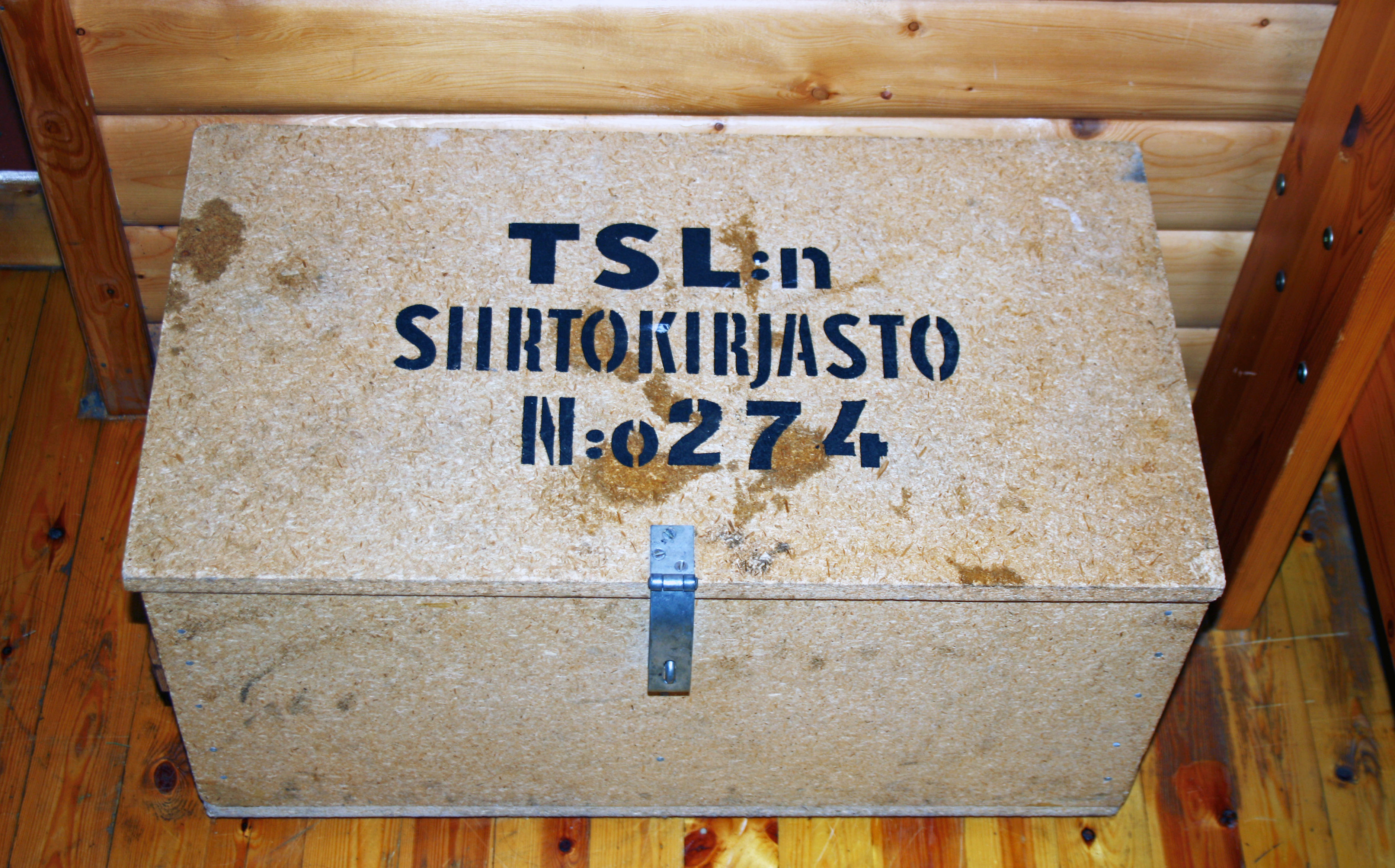 Työväen Sivistysliitto järjesti siirtokirjastoja esimerkiksi metsätyö- ja uittokämpille. Kivilammen kirjasto on rompelaatikkona.