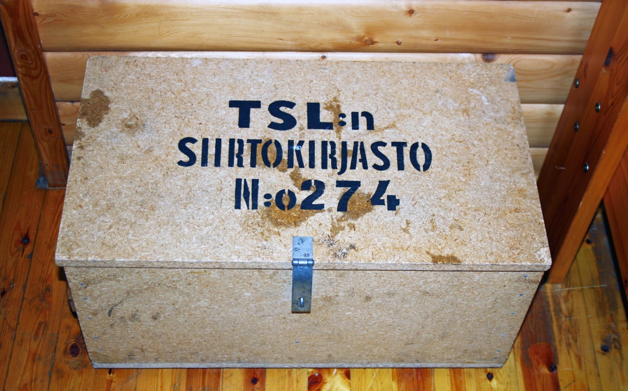Työväen Sivistysliitto järjesti siirtokirjastoja esimerkiksi metsätyö- ja uittokämpille. Kivilammen kirjasto on rompelaatikkona.
