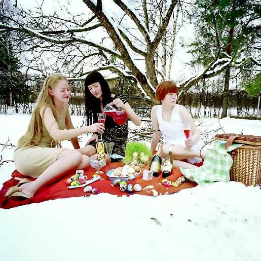 Sisaruudesta, 2001. Wilma Hurskainen on kuvannut Sisaruudesta-sarjaansa sekä lavastettuja että aidon tuntuisia tilanteita.