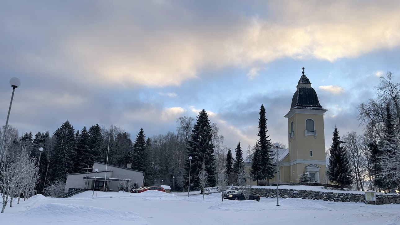 Jurvan kirkon kupeessa sijaitsee sisäilmaongelmainen seurakuntatalo, joka on päätetty purkaa. Arkistokuva.