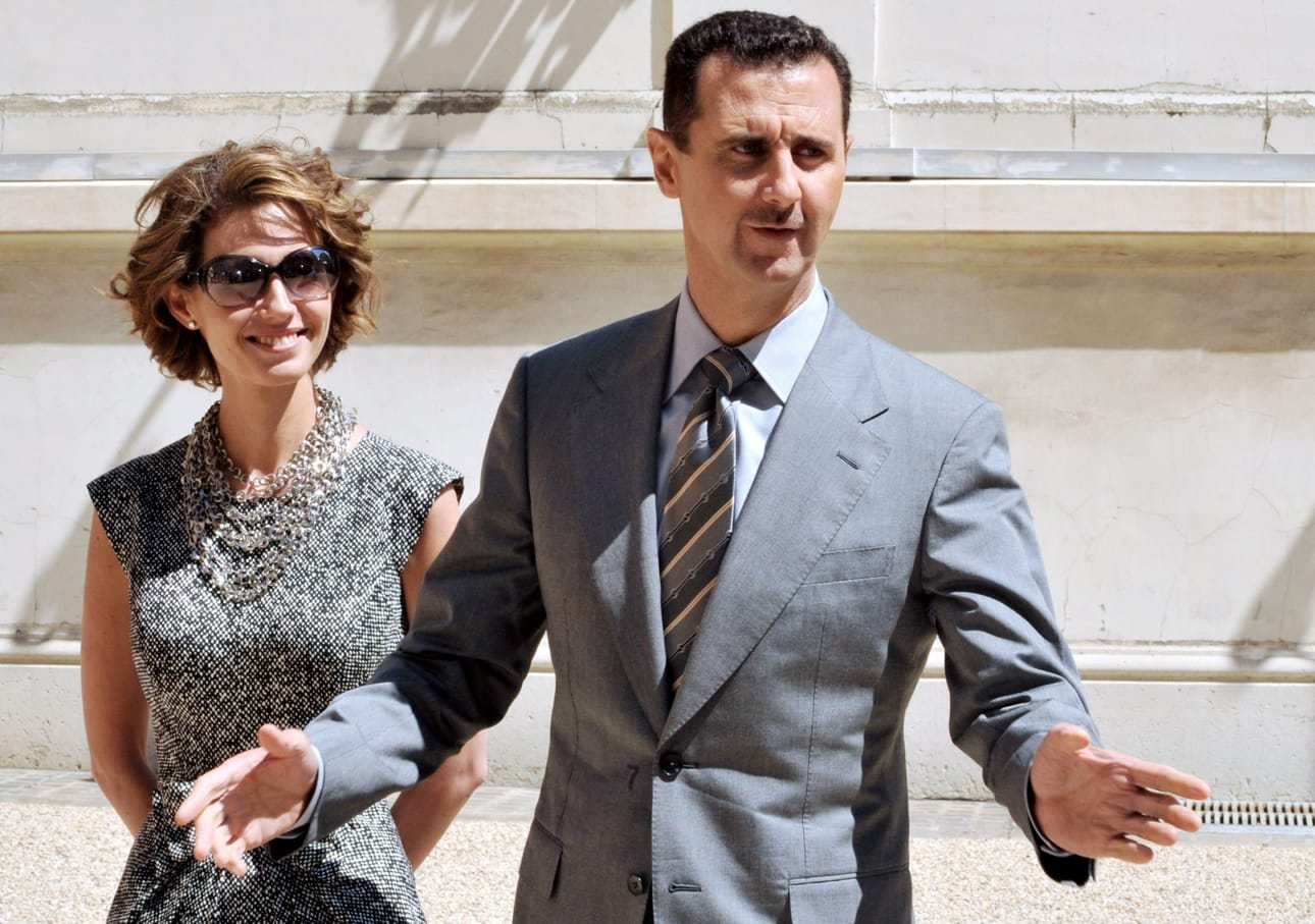 Syyrian syrjäytetty presidentti Bashar al-Assad ja hänen vaimonsa Asma Pariisissa vuonna 2008. Al-Assadin on kerrottu lähteneen Damaskoksesta lentokoneella varhain sunnuntaiaamuna. LEHTIKUVA/AFP