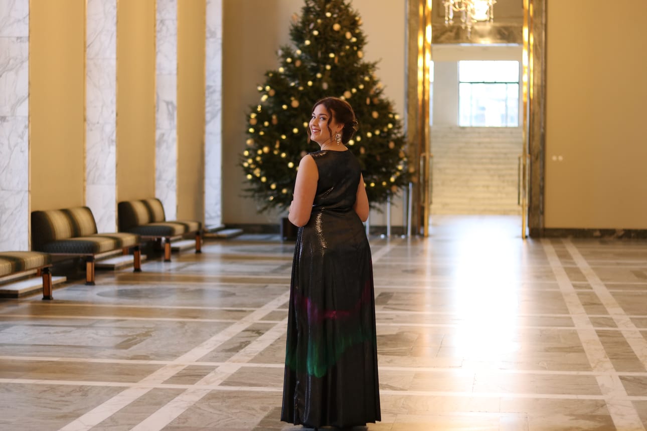 Pudasjärven kansanedustaja Olga Oinas-Panuman puvussa loimuavat revontulet. Puku on Oinas-Panuman itsensä suunnittelema ja ompelema.