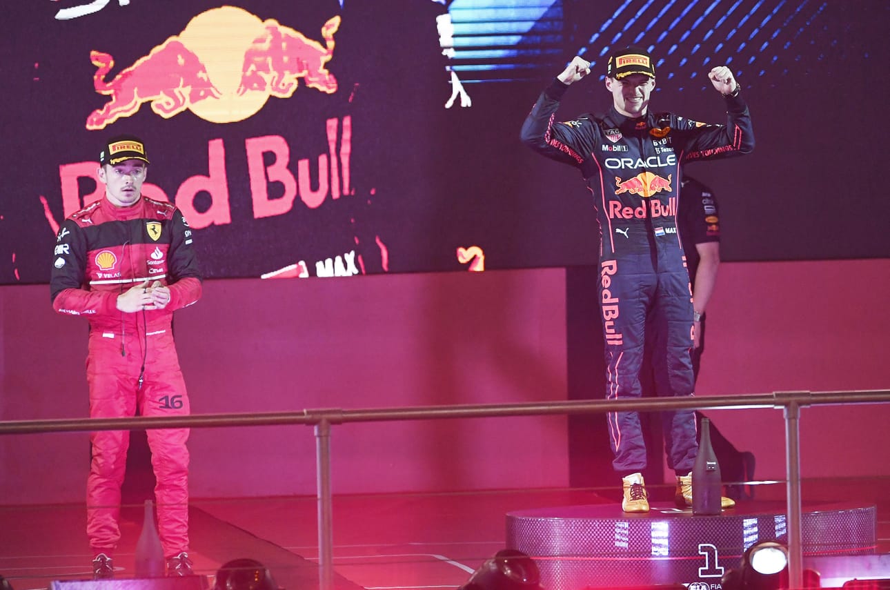 Max Verstappen tuuletti Saudi-Arabian GP:n voittoa, mutta Ferrarin Charles Leclerc pitää kärkipaikkaa MM-pisteissä.