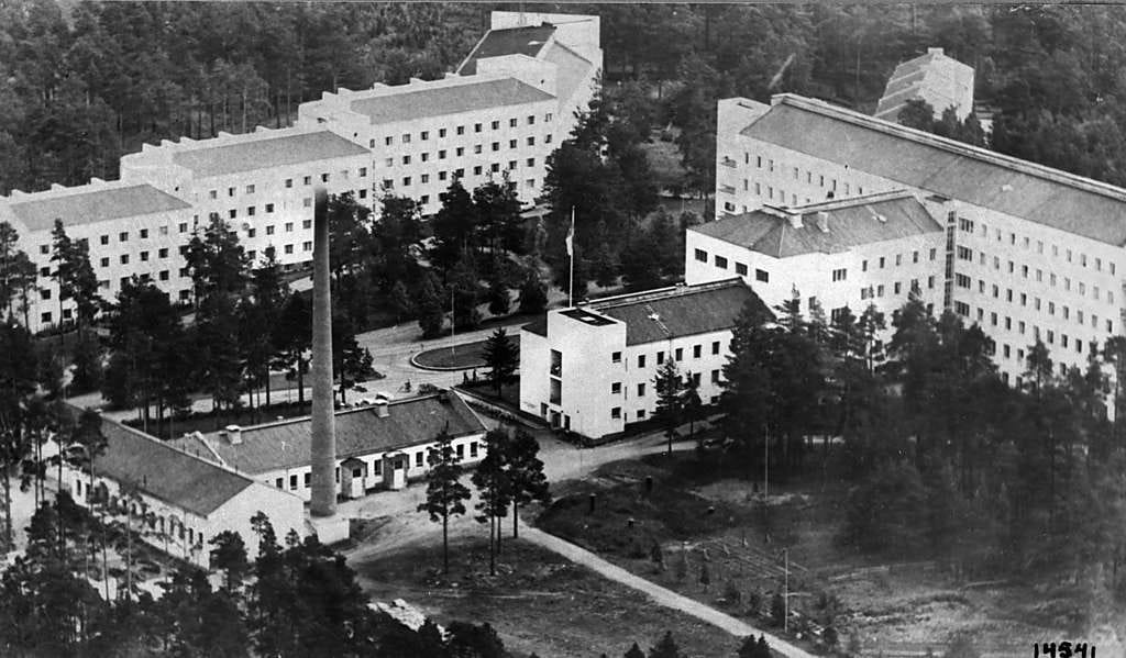 Kontinkankaan alueesta otettu ilmakuva kesäkuun lopulta 1967. Sairaalarakennus A oikealla ja G matalampi siipiosa keskellä korkeaa sairaalaa. Etualan tyhjälle alueelle suunnitellaan pysäköintitaloa.