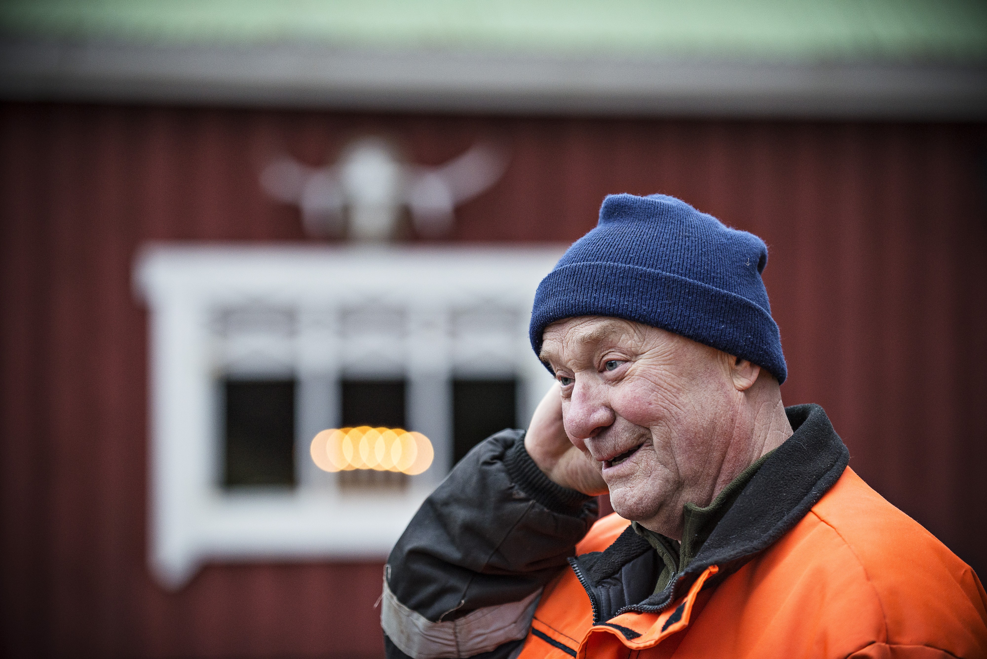 Petoyhdyshenkilö Jussi Penttinen kävi tutkimassa susien jäljet metsätyömaalla ja rauhottelee kyläläisten susihuolia.