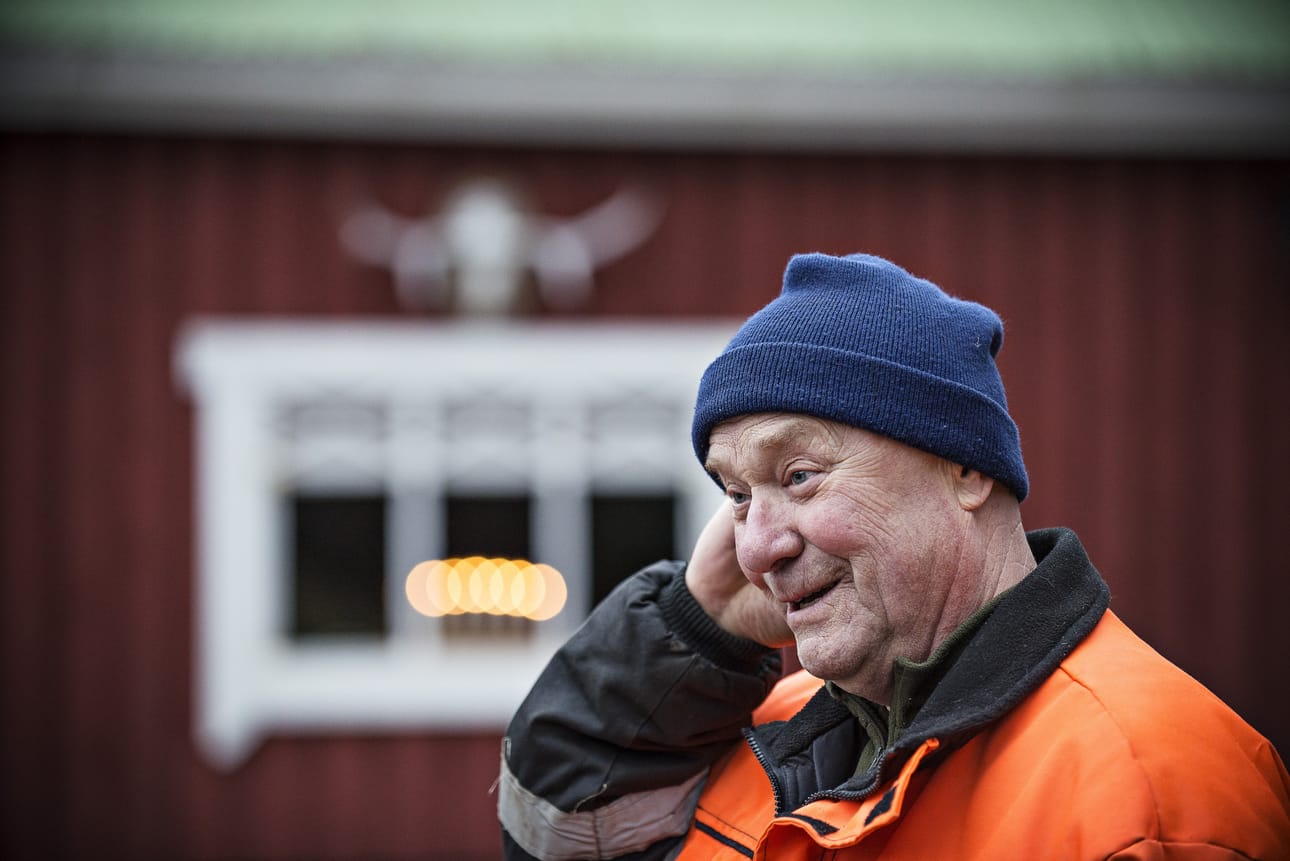 Petoyhdyshenkilö Jussi Penttinen kävi tutkimassa susien jäljet metsätyömaalla ja rauhottelee kyläläisten susihuolia.