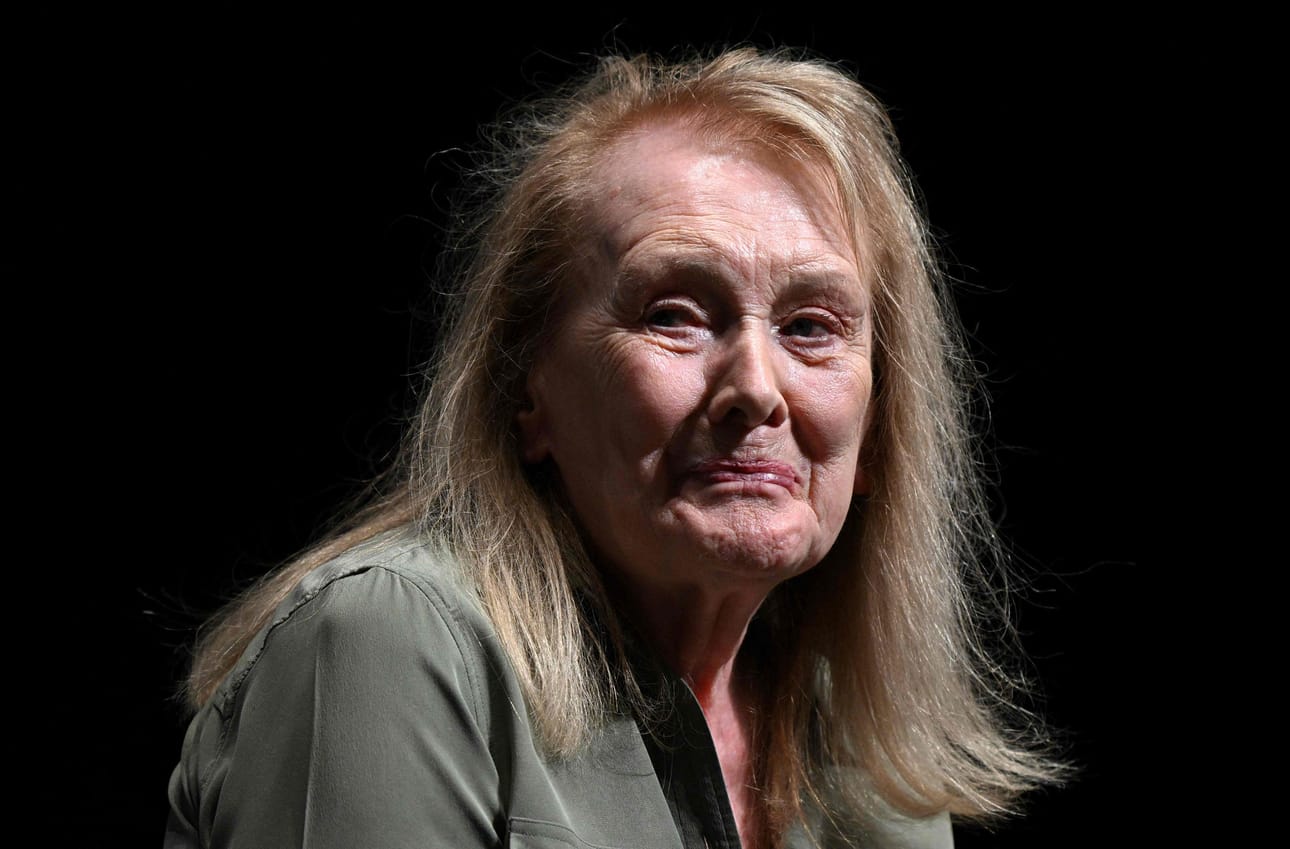 Nobel-palkittu Annie Ernaux on julkaissut muun muassa muistelmateoksen Vuodet, joka ilmestyi suomeksi viime vuonna. LEHTIKUVA / AFP