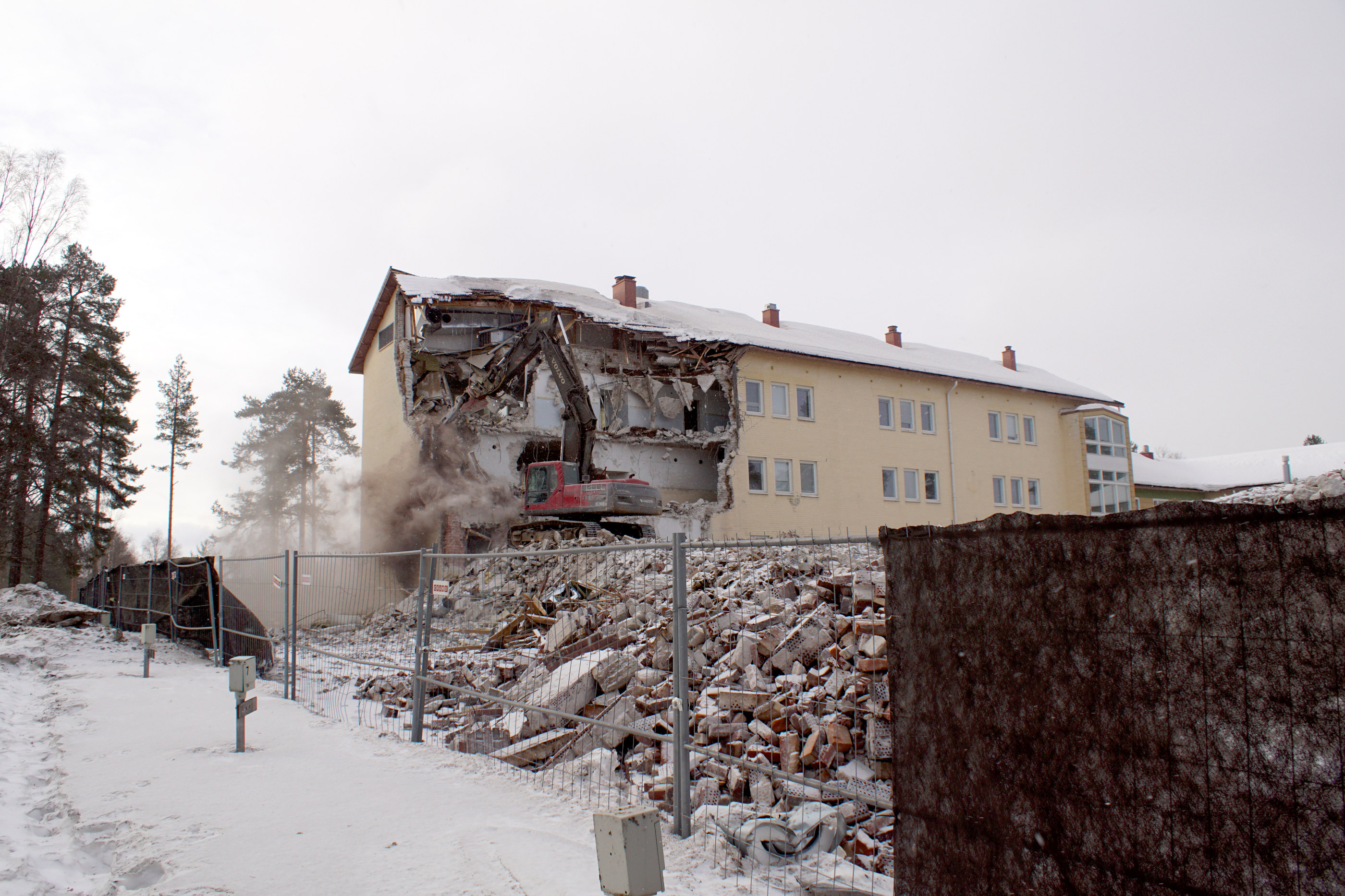 Kurenalan koulun purkutyöt edistyvät. Tämän viikon torstaina tilanne näytti tältä.