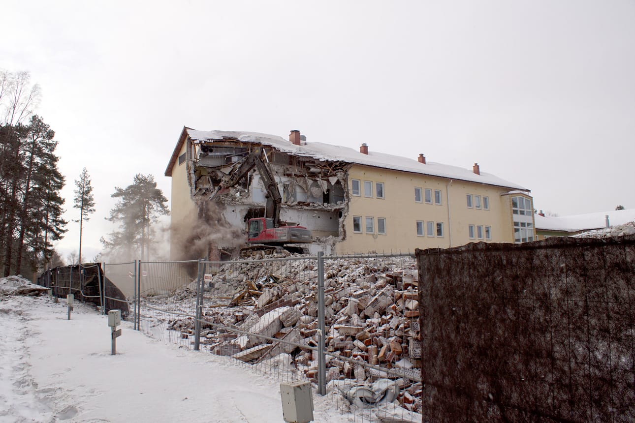 Kurenalan koulun purkutyöt edistyvät. Tämän viikon torstaina tilanne näytti tältä.