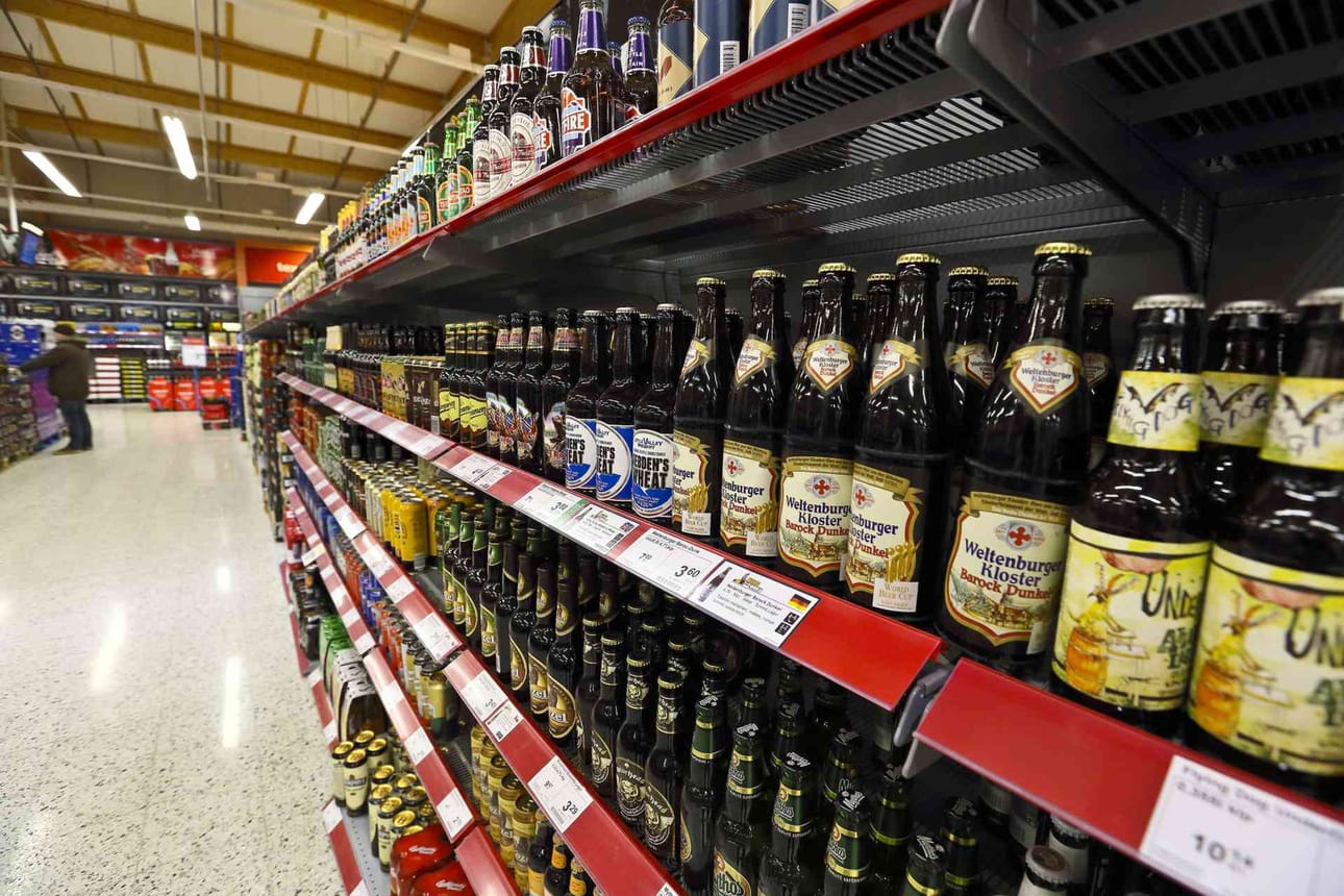 Isot marketit ja Alko kysyivät nuoren näköiseltä alkoholin ostajalta henkilöllisyystodistusta. Kun sellaista ei ollut esittää, alkoholia ei myyty.