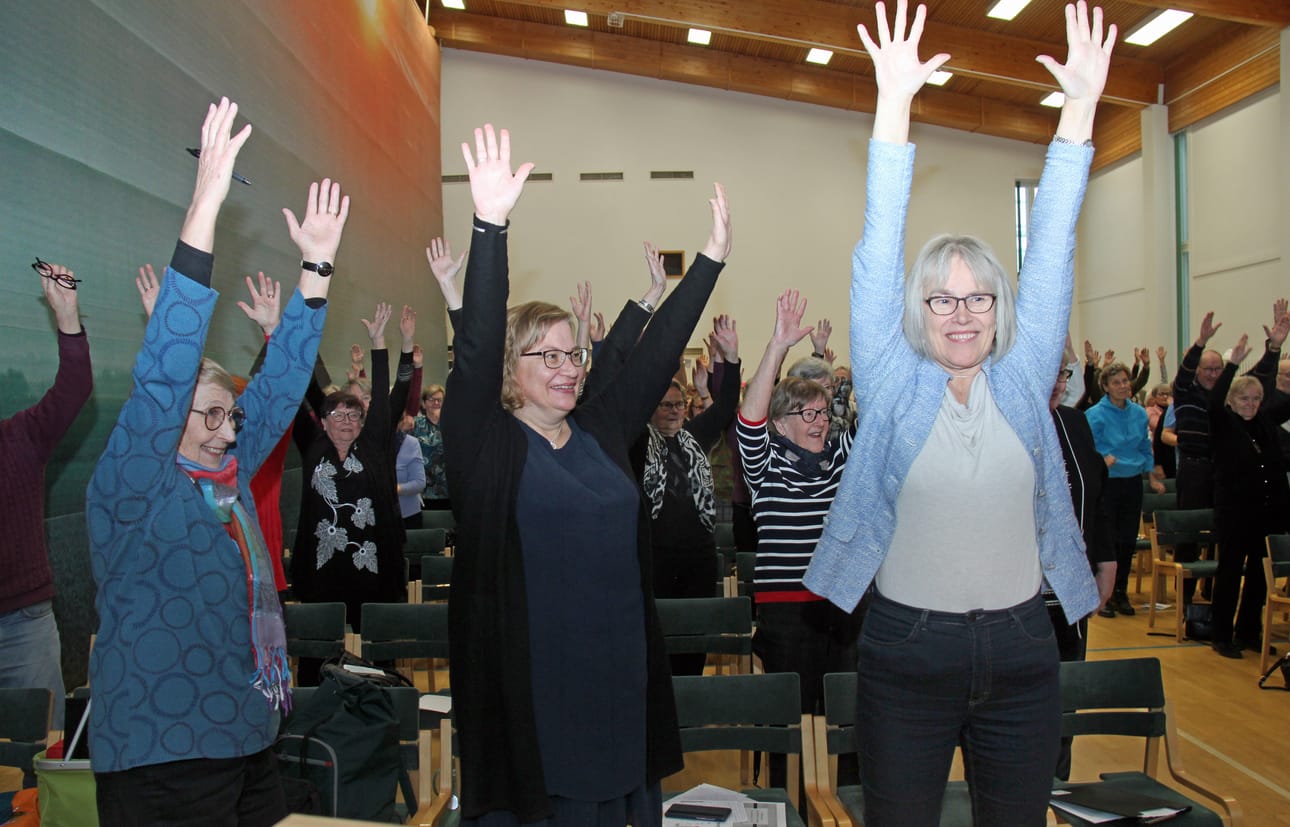Psykologi Pirkko Lahti, Aijjoos-toiminnan kehittämispäällikkö Marja-Liisa Nevala ja Järvilakeuden kansalaisopiston rehtori Leea Keto osallistuivat taukojumppaan Aijjoos-toiminnan seminaarissa tiistaina Ylihärmässä. Aijjoos-toiminta vahvistaa ikäihmisten hyvinvointia ryhmä-, vapaaehtois- ja vertaistoiminnan avulla. Toiminta-alueena ovat Kauhava, Evijärvi ja Lappajärvi.