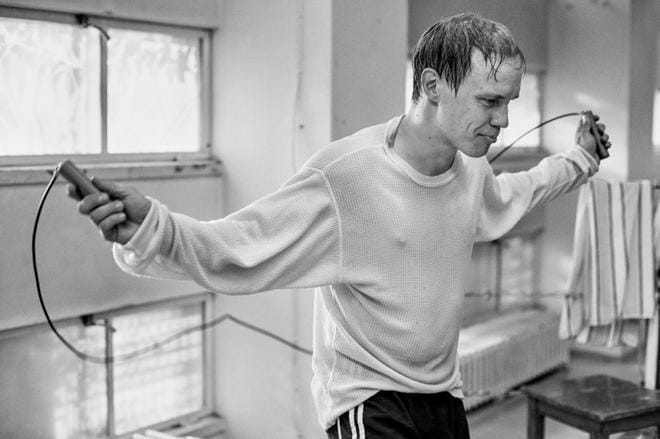 Olli Mäki kuoli hiljattain 82-vuotiaana. Hänestä kertovassa Hymyilevä mies -elokuvassa häntä näyttelee Jarkko Lahti. KUVA: Yle Kuvapalvelu