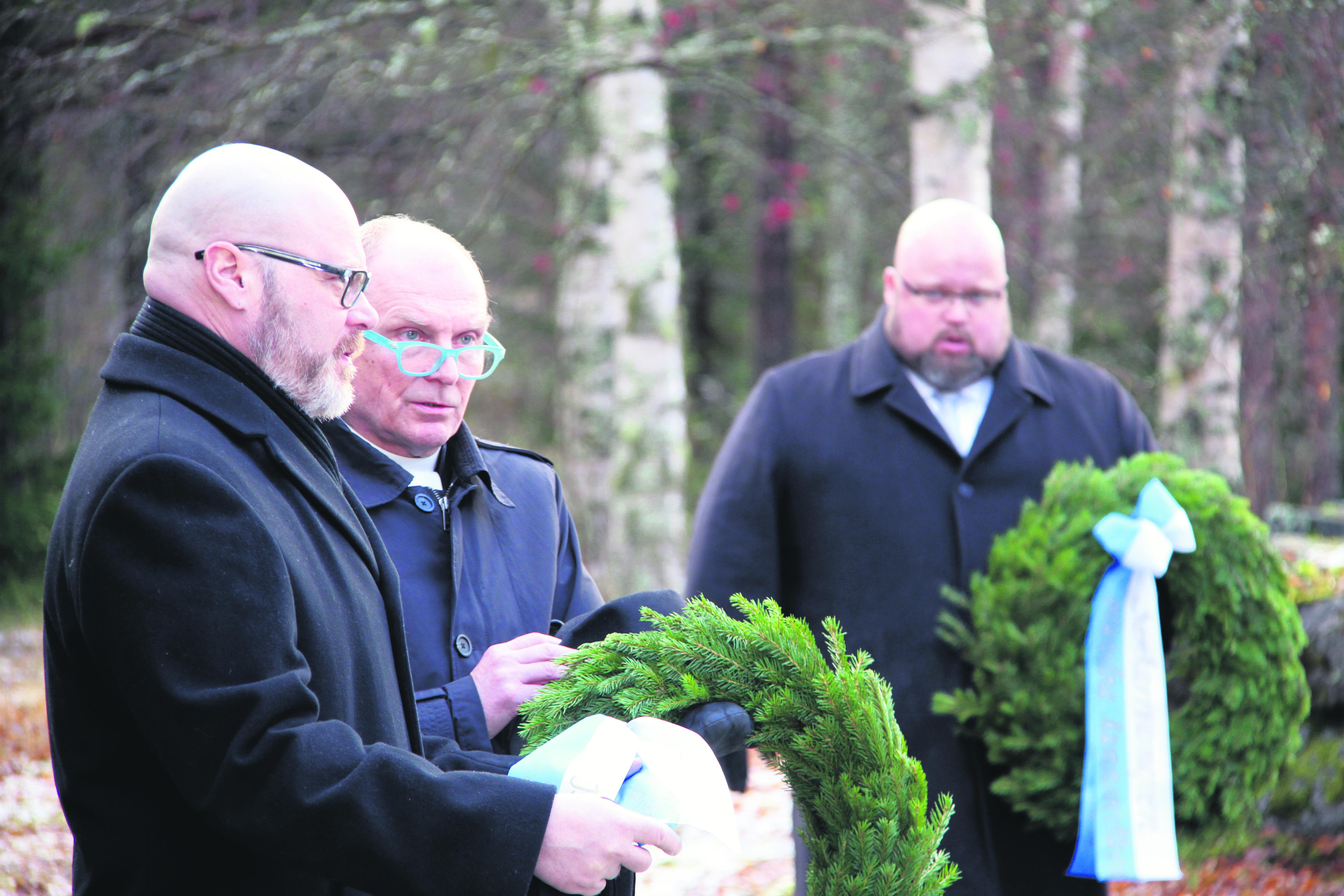 Kunnanjohtaja Aki Heiskanen, kirkkoherra Timo Juntunen ja Hailuodon Osuuspankin toimitusjohtaja Jani Isomaa laskivat kunniaseppeleet sankarihaudoille.