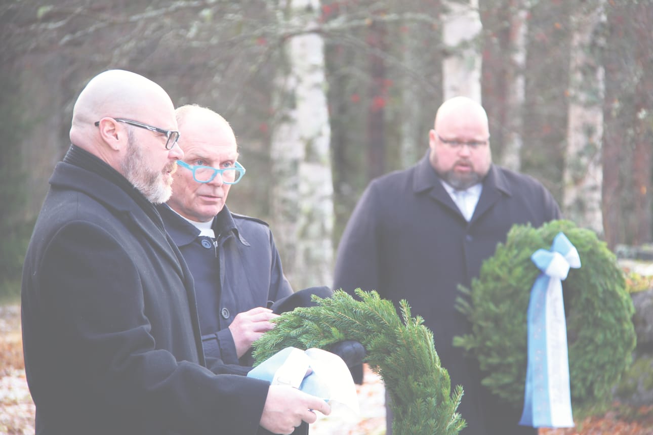 Kunnanjohtaja Aki Heiskanen, kirkkoherra Timo Juntunen ja Hailuodon Osuuspankin toimitusjohtaja Jani Isomaa laskivat kunniaseppeleet sankarihaudoille.