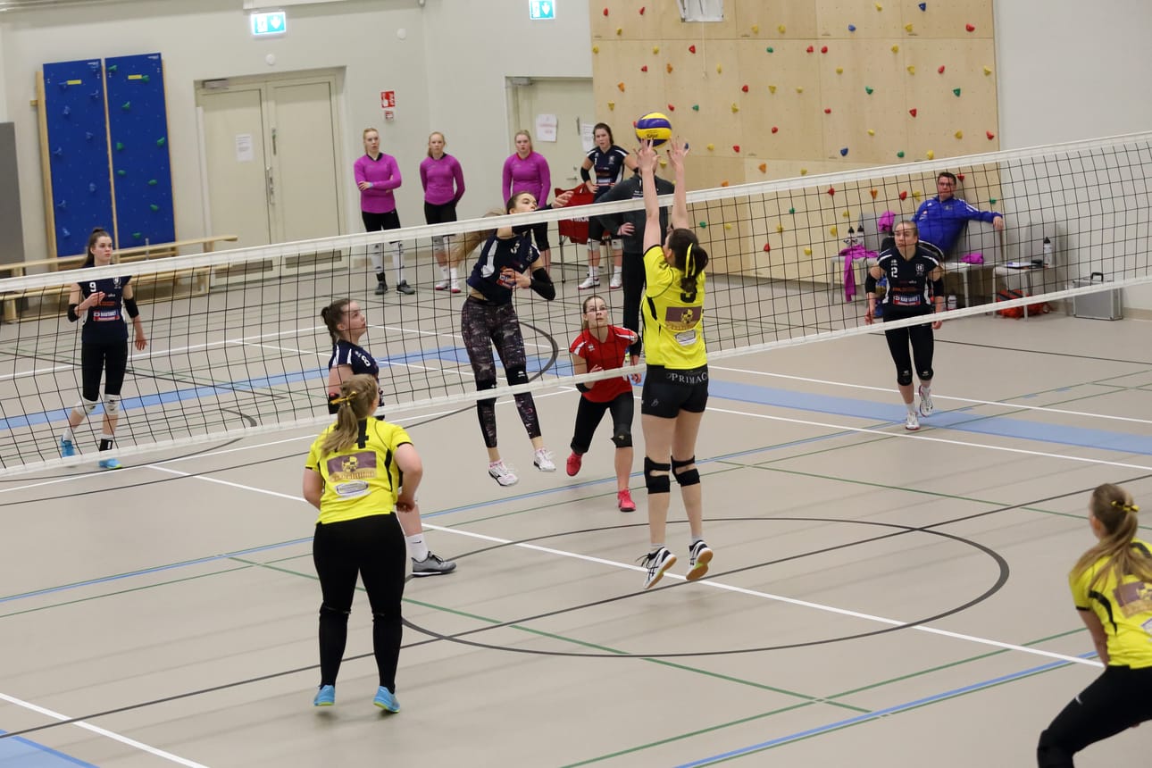 Raahen Lentopallon naisten kausi päättyi kahteen tappioon 2-sarjan puolivälierissä Kalevan Lentopalloa vastaan.