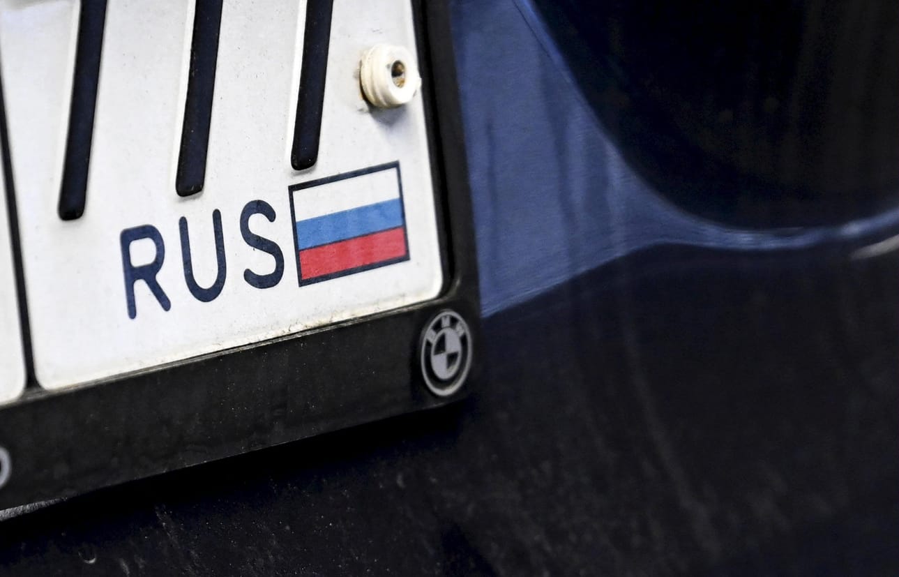 Suomessa keskiyöllä voimaan astunut Venäjällä rekisteröityjen autojen tuontikielto näkyi jo lauantaipäivänä Suomen rajalla. Kuvituskuva. LEHTIKUVA / Vesa Moilanen