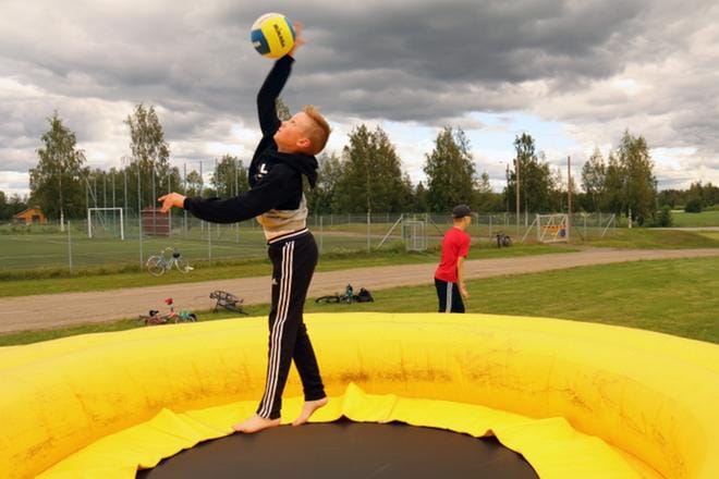 Ilmalentopallossa kenttä on hyllyy, mikä tekee pelistä hauskaa mutta perinteistä lentopalloa raskaampaa. KUVA: ANU NAHKALA