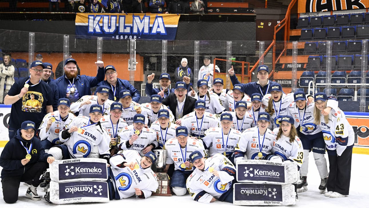 Kiekko-Espoon joukkue ryhmäkuvassa heidän juhliessa Suomen mestaruutta.