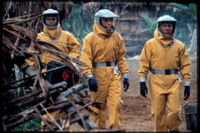 Scifi-jännärissä Tuntematon uhka koko Amerikka joutuu paniikin valtaan, kun apinoista lähtenyt tappajavirus pääsee leviämään ihmisten keskuuteen. Uhkaa ryhtyy torjumaan erikoisyksikkö johdossaan eversti Sam Daniels (Dustin Hoffman, oik.). KUVA: Sub