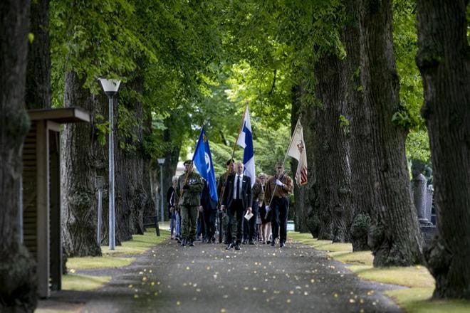 Vänrikki Esko Paavilainen sankarihaudattiin Vaasassa lauantaina. Hautajaiskulkueeseen osallistui väkeä myös Puolustusvoimista ja partiolippukunnasta. KUVAT: JAAKKO ELENIUS