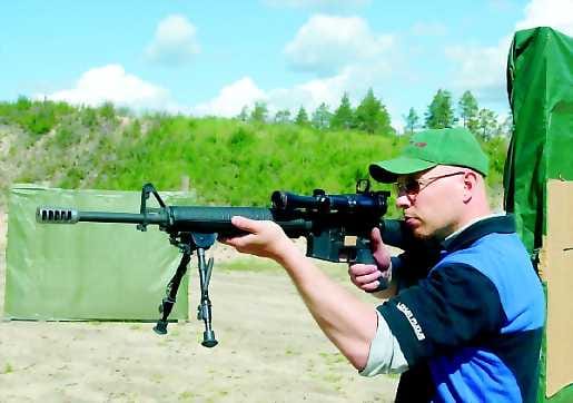 Vaativaa sihtausta. Practical-ampuja Petri Runtin käsi pysyy vakaana vauhdikkaassakin menossa.