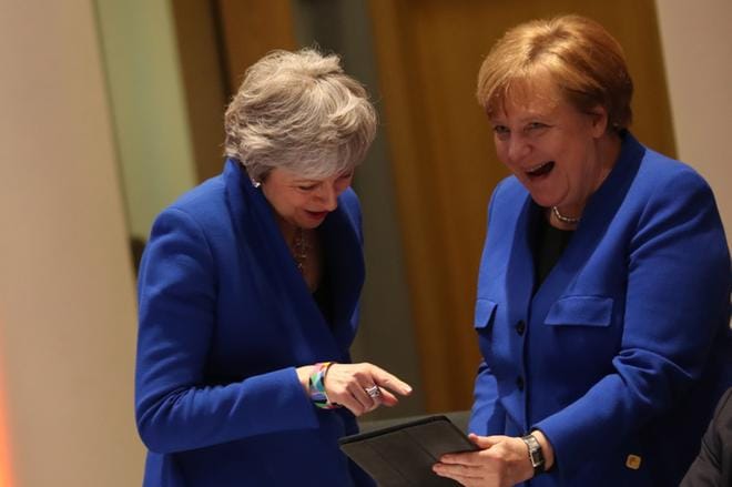 Britannian pääministeri Theresa May ja Saksan liittokansleri Angela Merkel jutustelivat EU-huippukokouksen aluksi Brysselissä keskiviikkoiltana. KUVA: KENZO TRIBOUILLARD / EPA