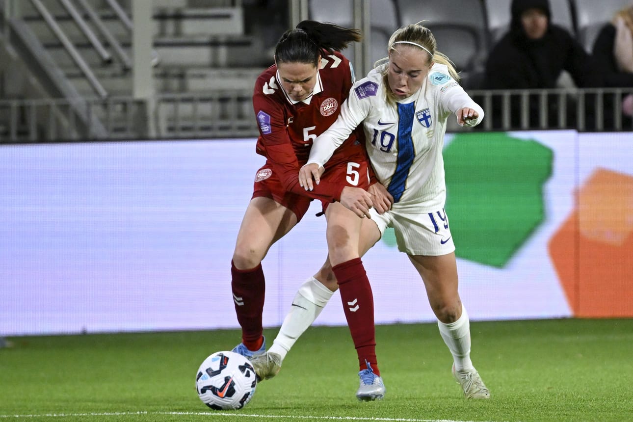 Lotta Lindström (oik.) viimeisteli Helmareiden maalin.