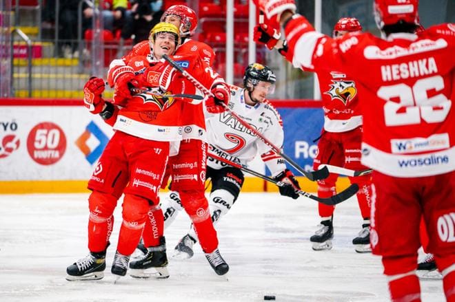 Näin se käy! Turo Asplund tuulettaa ketjukaverinsa Sebastian Stålbergin syleilyssä. Etualalla puolustaja Shaun Heshka, joka niinikään sai tililleen syöttöpisteen. KUVA: APOLLO PHOTO