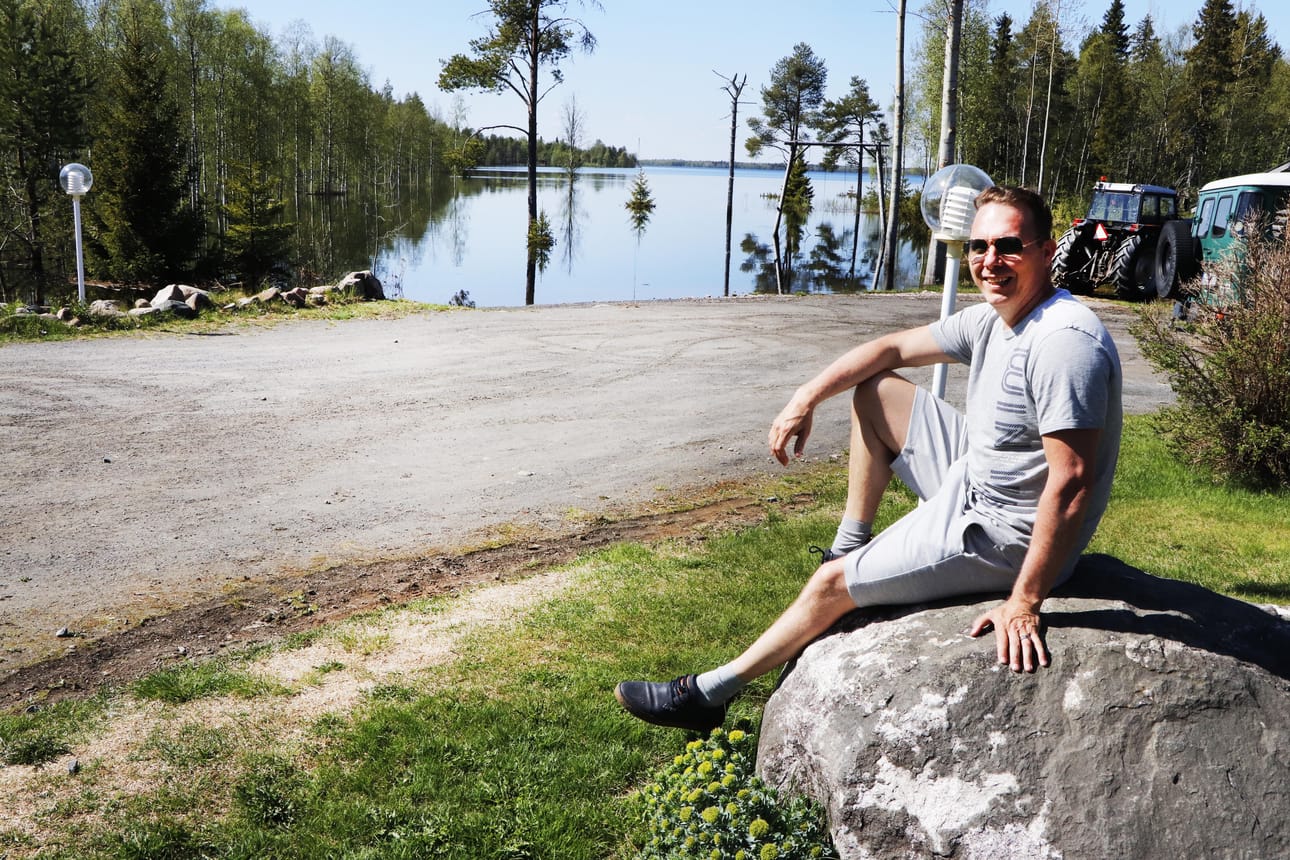 Vielä huhtikuussa arvioitiin, että vesi olisi noussut pahimmillaan tämän kiven juurelle, muistelee Samuli Leppänen.