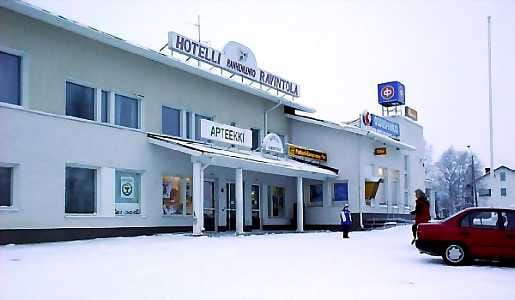 Talvisessa kuvassa äärimmäisenä oikealla oleva Osuuspankin konttori ryöstettiin tänään.