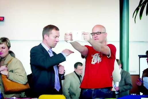 Totuus esiin. Timo Ohukainen (vas.) opastaa Jouko Kaarteenahoa elektronisen rasvamittarin käytössä. "Oma vyö on paras mittari", Ohukainen kertoo pettämättömän kotivinkin.
