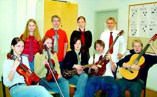 Oma poppoo . Takarivissä vaivautunutta naurua -yhtyeen laulajat Anniina Leviäkangas (vas.), Lauri Rantala, Tiina Tuulos ja Antti Ojala. Eturivissä viulistit Minna Holm ja Annika Niskakangas, saksofonisti Reetta Tätilä, basisti Aappo Vasala ja kitaristi Lassi Kemppainen.