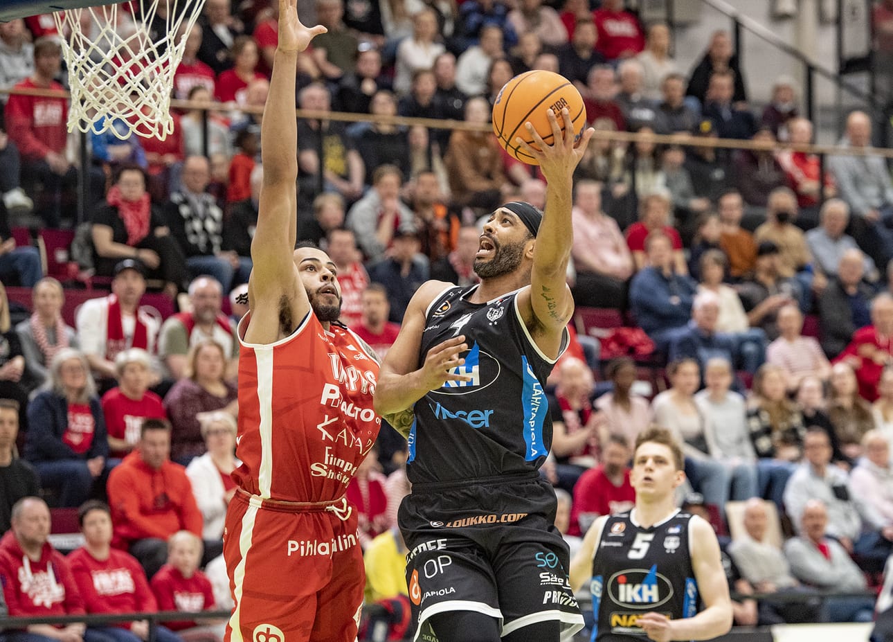 Karhu Basketin Rene Rougeau nousee korille Vilppaan puolustuksen estelyistä huolimatta.