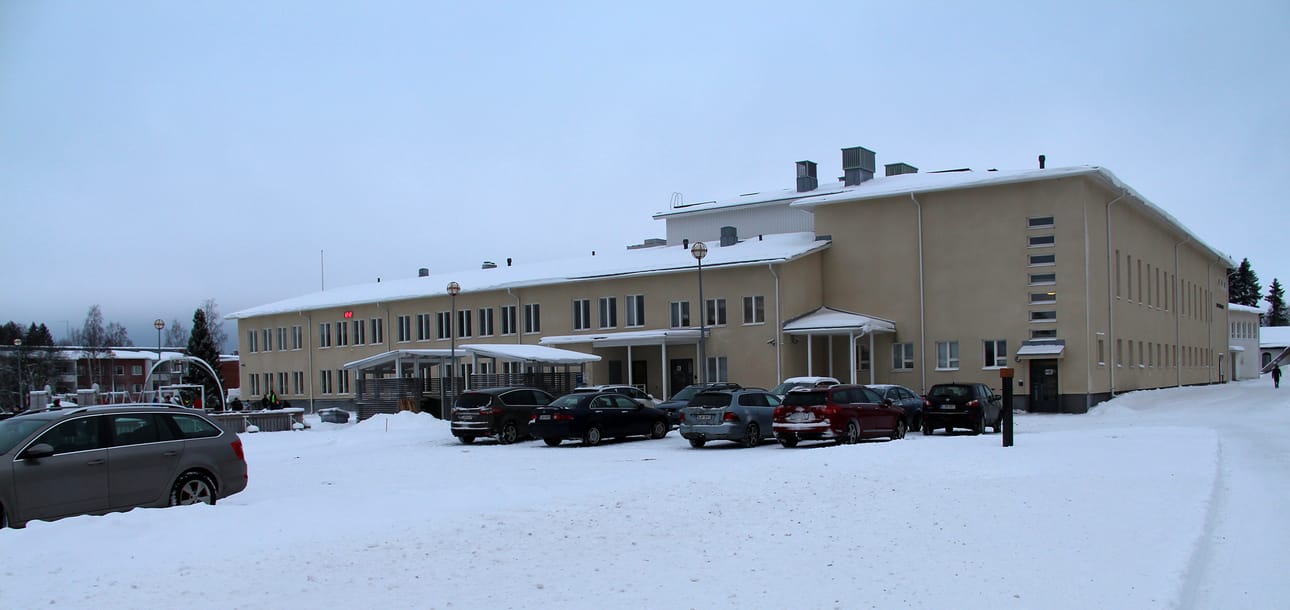 Kirjoittaja muistelee työskennelleensä Juho Oksan koulun rehtorina 16 vuoden ajan.