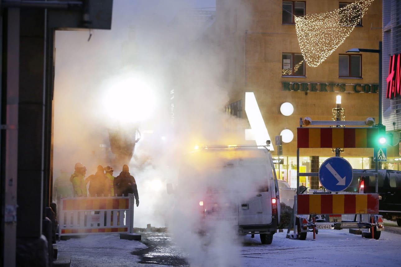 Saaristonkadun ja Kirkkokadun risteyksessä sattuneen kaukolämpövuodon korjaustyöt olivat käynnissä lauantai-iltapäivänä.