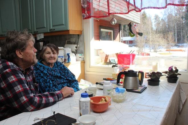 – Kyllä susia saa olla, mutta ne eivät saa missään nimessä tulla ihmisten luo. Niiden kuuluu olla syvissä metsissä, Börje Flenmark kertoo vieressään Sari-vaimo. KUVA: LOTTA KALLIO