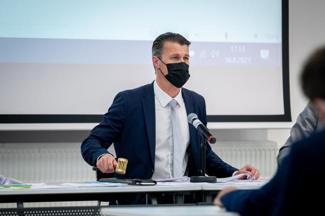 Uusi kaupunginvaltuusto valitsi Seinäjoki Areenassa puheenjohtajakseen odotetusti Pasi Kivisaaren. KUVA: ELENA MIKKILÄ