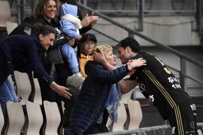 SJK:n Mehmet Hetemaj juhli äitinsä Emine Hetemaj’n kanssa tehtyään 1–1 -tasoitusmaalin HJK:ta vastaan. Vieressä iloitsivat siskot Fatlume ja Fatbardhe. KUVAT: LEHTIKUVA/MARKKU ULANDER