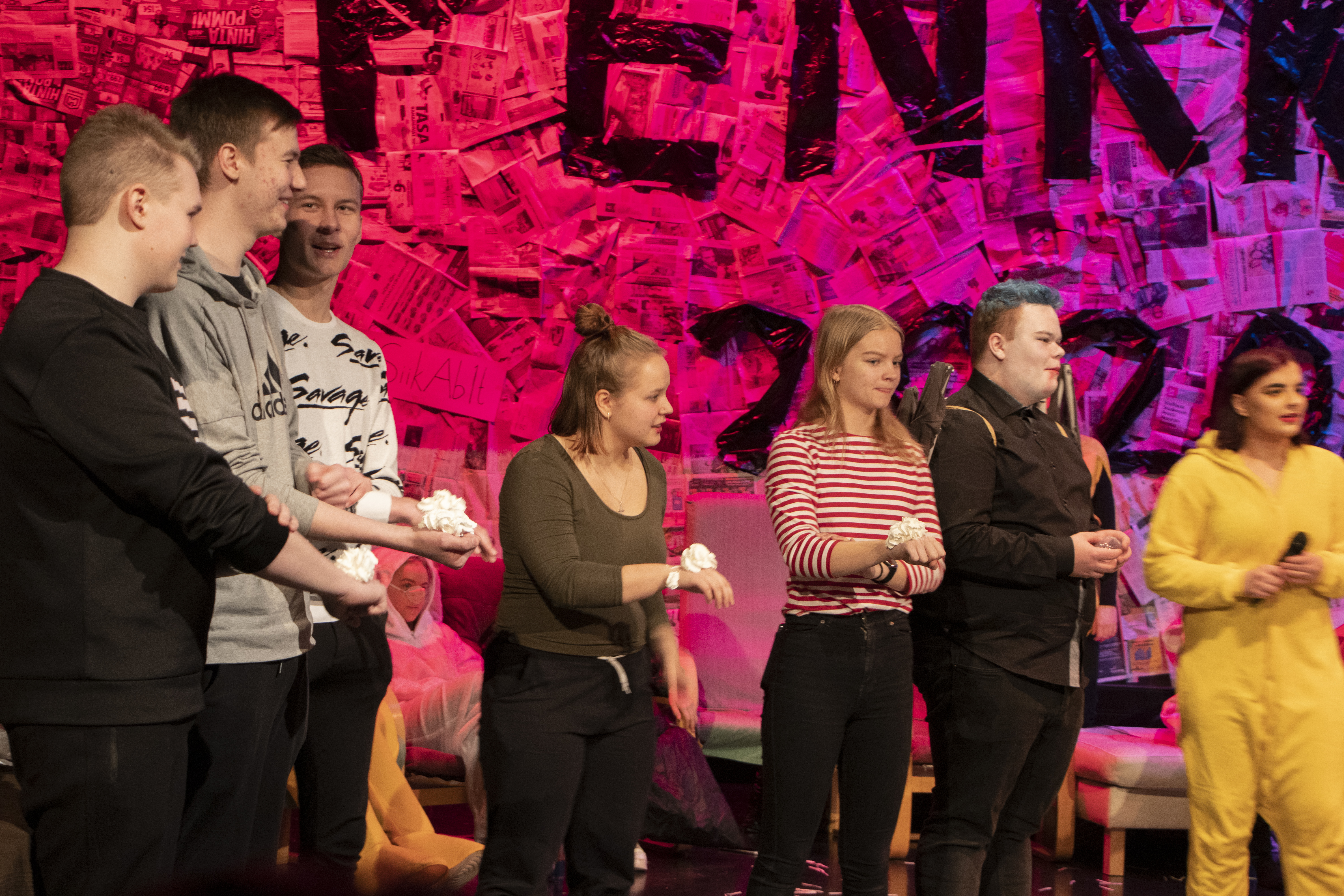 Päivän tik tok -teeman mukaisesti kakkosten piti läpäyttää kermapaakku ilmaan ja ottaa se kiinni suullaan. Loppusiivous jäi niille, joiden kerma meni ohi.