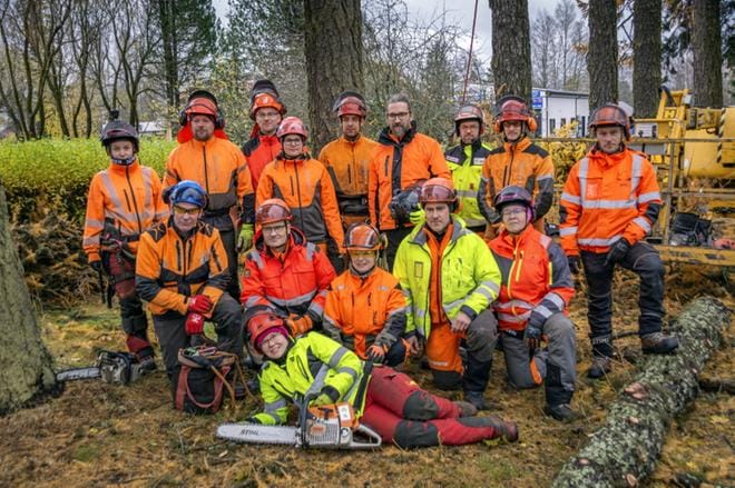 Kaatotyön tekivät Sedu Tuomarniemen arboristikoulutuksen oppilaat, joita ohjasi lehtori Veijo Kangasmäki (eturiv. vas.). KUVAT: AARRE LÖYTÖMÄKI