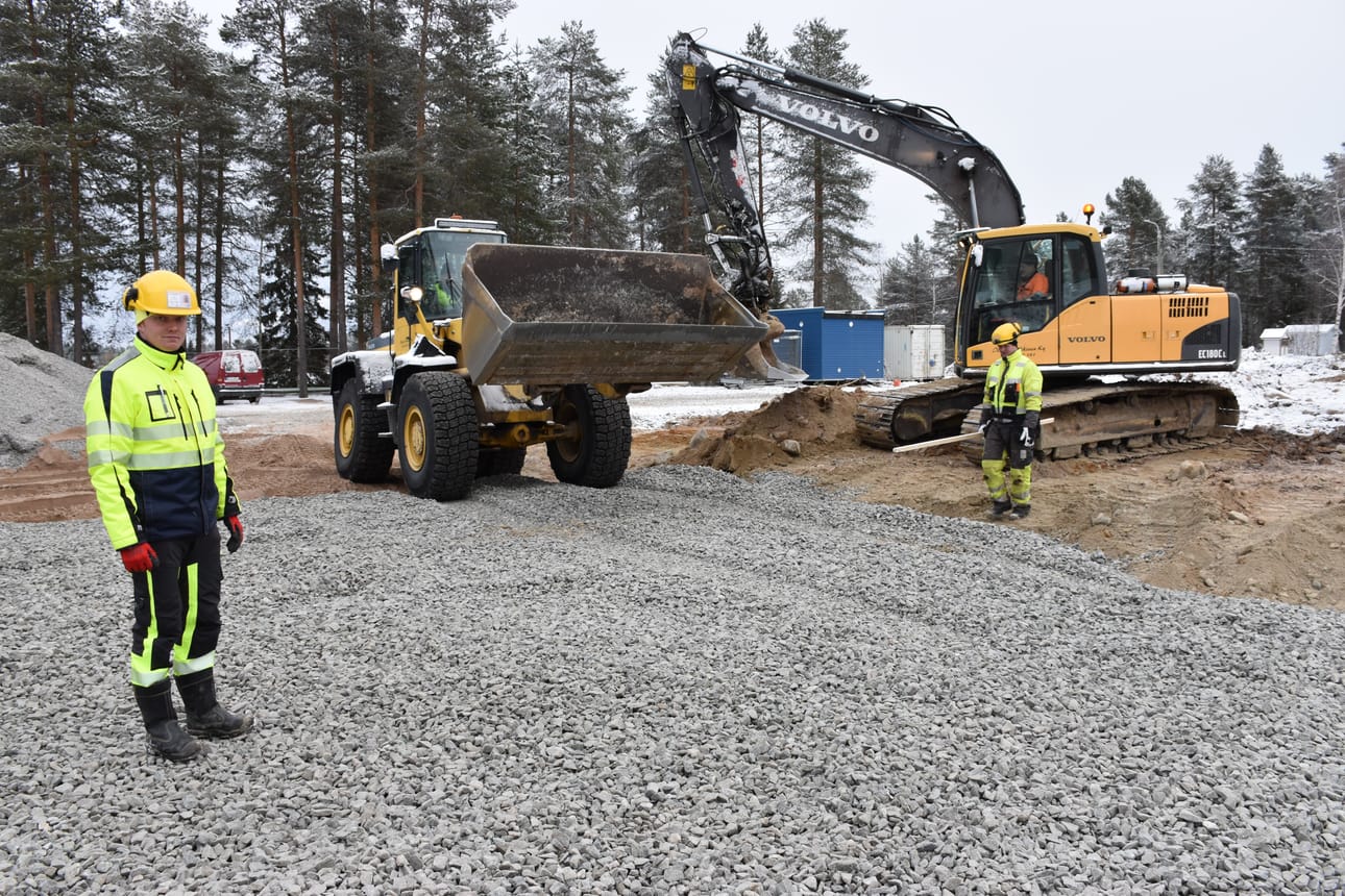 Keskustaan Miilutielle nousee uusi rivitalo ensi kesään mennessä. Vastaava mestari Ville Kokko (vas.) ja työnjohtaja Ari-Pekka Sirviö seurasivat työmaan edistymistä tiistaina.