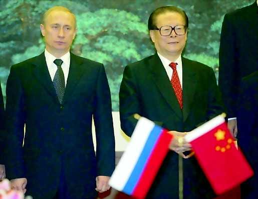 Yhteistuumin . Venäjän presidentti Vladimir Putin (vas.) ja Kiinan presidentti Jiang Zemin ovat yksimielisiä Pohjois-Korean ydinaseohjelmasta ja terrorismin vastaisesta taistelusta.