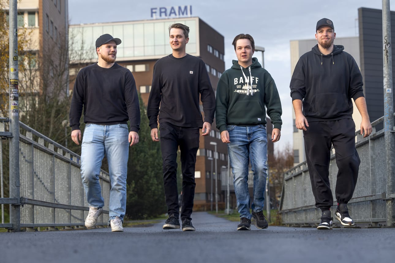Agrologiopiskelijat Matias Mäenpää, Ernesti Ala-Käkelä, Juuso Alatalo ja Eero Karhukorpi tulevat kukin maanviljelijä-perheistä. Tilaisuus työskennellä ulkomailla oli nyt tai ei koskaan.