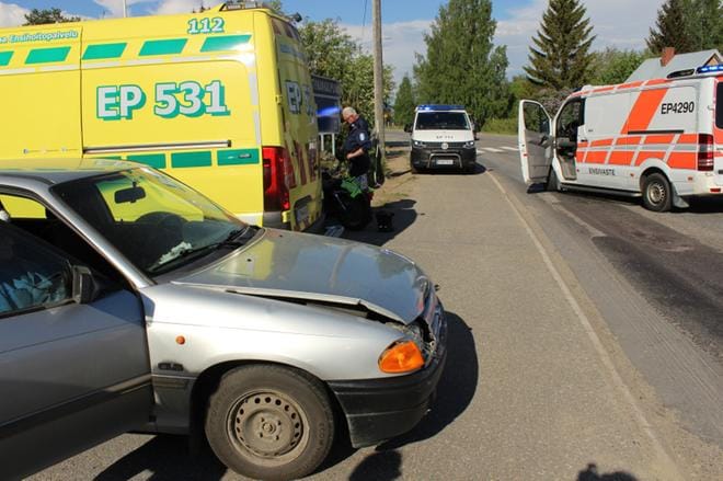 Henkilöauton nokka hajosi. Poliisi tutkii onnettomuudessa ollutta moottoripyörää taustalla. KUVA: TAUNO RIIHILUOMA
