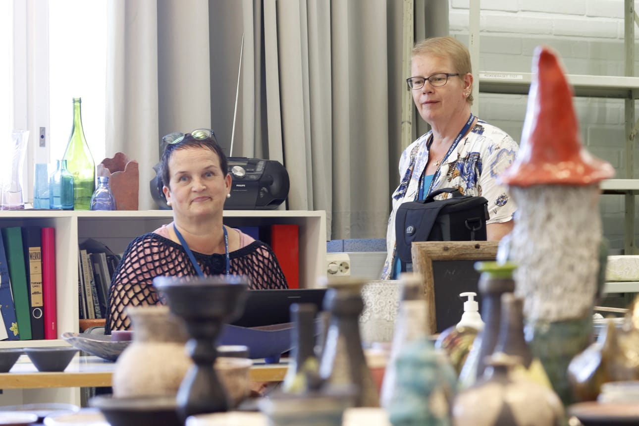 Taide- ja taitoaineiden vastuuopettaja Vuokko Nyman ja palvelusihteeri Tuula Haverinen jättävät haikeat jäähyväiset Lukiontien tiloille, mutta ovat iloisia uusista tiloista ja uskovat, että myös opiskelijat ottavat ne riemuiten vastaan, sillä Lukiontien tilojen sisäilmaongelmat ovat rajoittaneet joidenkin osallistumista kansalaisopiston opetukseen.