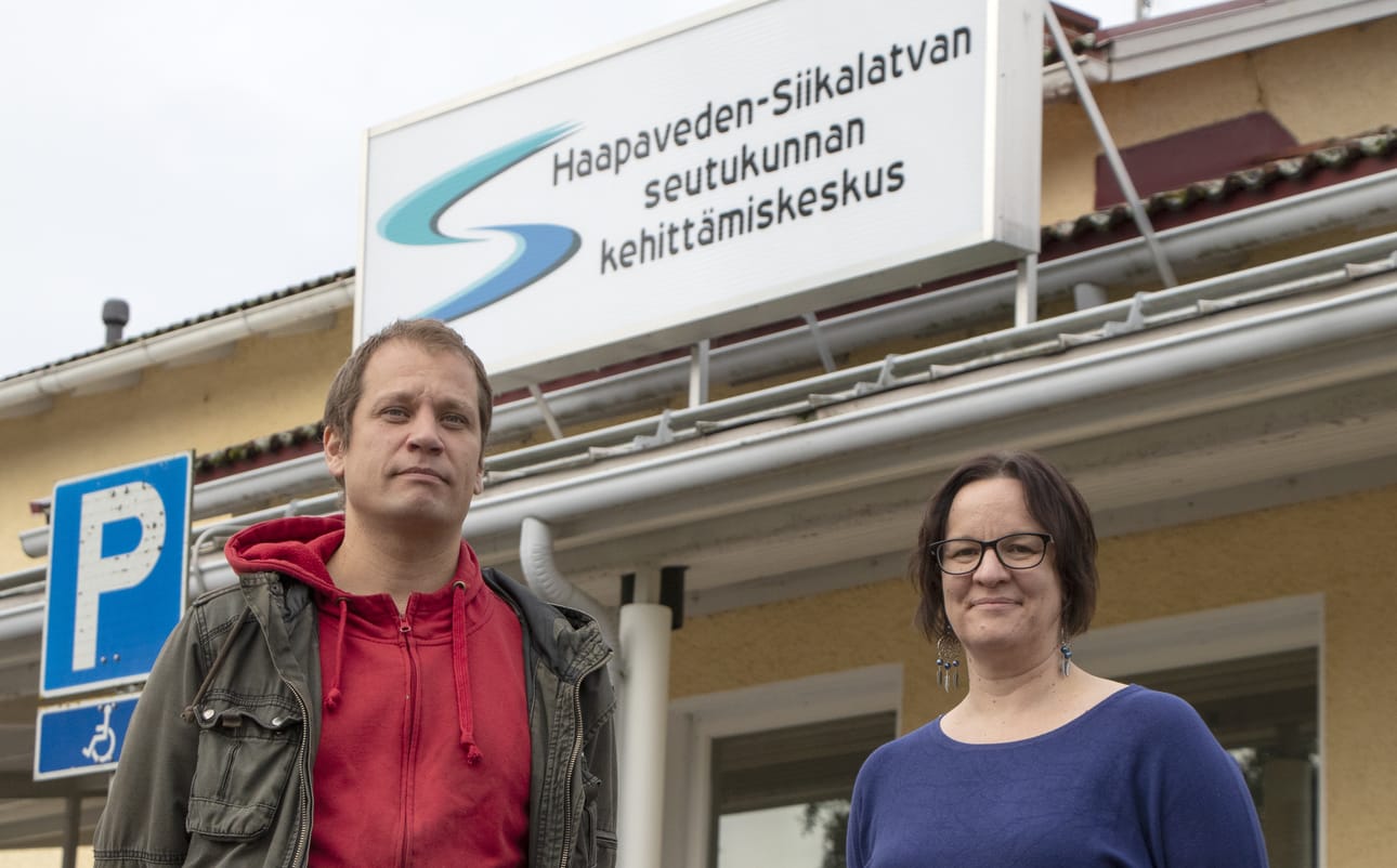 Yrityksen edellä -yrityshautomohankkeen veturi Pasi Anttila auttaa Tuija Sorvalan kanssa pienyrityksiä näiden kehittämis- ja rahoitustarpeissa Haapaveden, Siikalatvan ja Pyhännän alueilla.