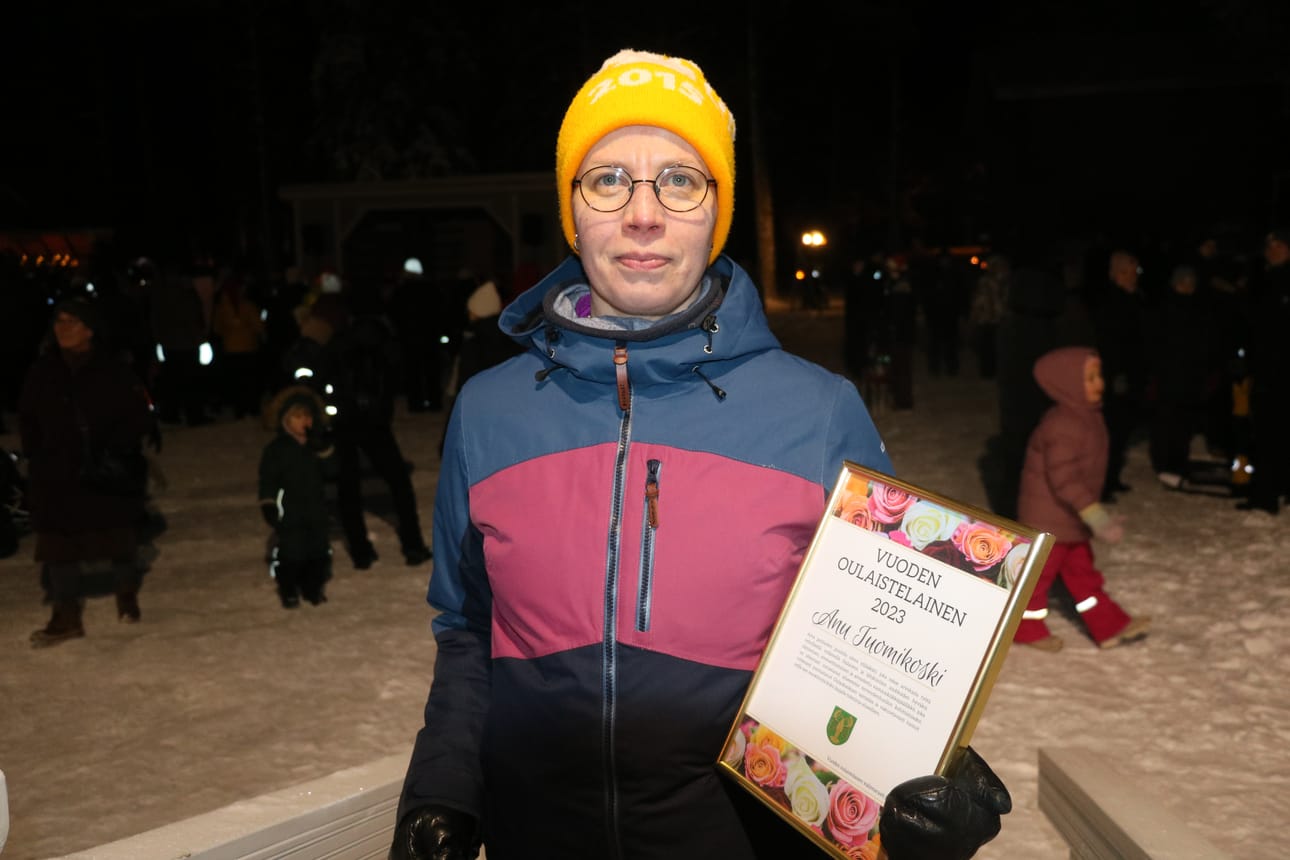 Anu Tuomikoski valittiin Vuoden oulaistelaiseksi 2023 Joulumaa-tapahtumassa perjantai-iltana.
