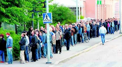 Kyllä kiinnostaa. Massiinen jono odotteli keskiviikkona Sentenced-lippuja Oulun keskustassa