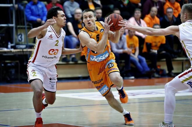 Karhu Basketin Antti Niskanen ja Ura Basketin Trey Niemi taistelivat tiukasti pallosta Kauhajoella. KUVA: TOMI KOSONEN
